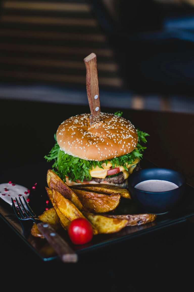 burger knife_pexels-valeria-boltneva-1199957